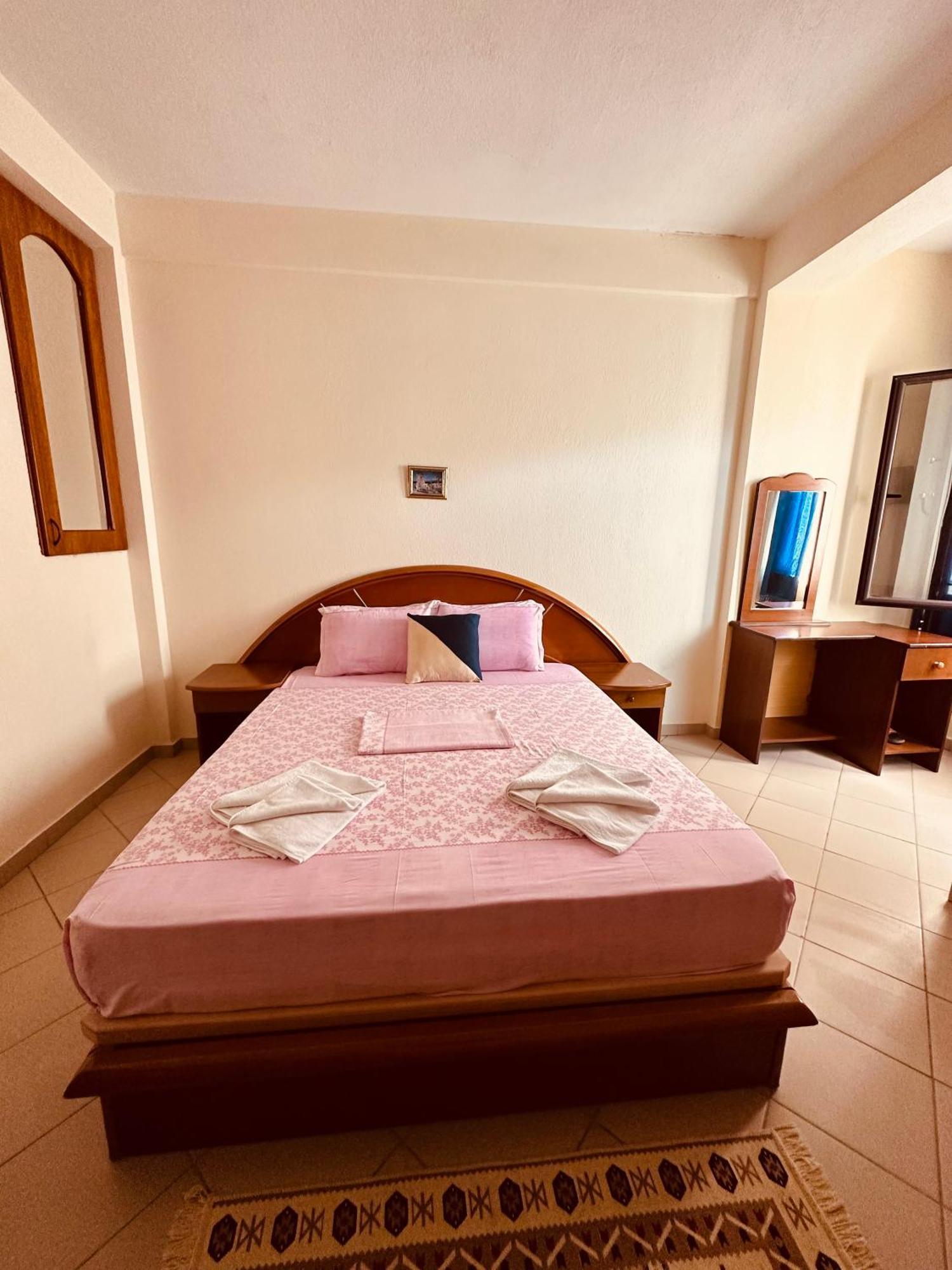 Hotel Saint Marena Pogradec Kültér fotó